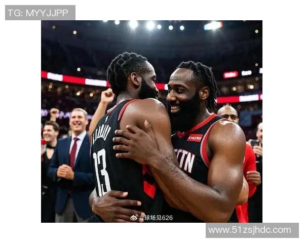 真开心了！莱昂纳德与哈登替补席喜笑颜开